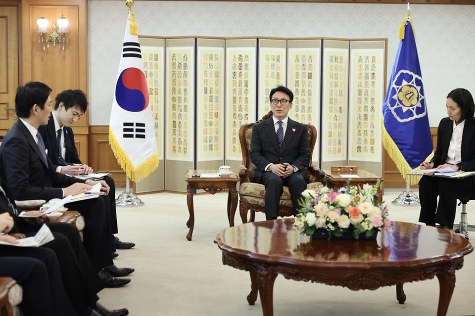 김민석 국무총리가 1월 8일 세종대로 정부서울청사에서 고바야시 다카유키 일본 자민당 정무조사회장을 접견, 인사 및 환담을 나누고 있다.