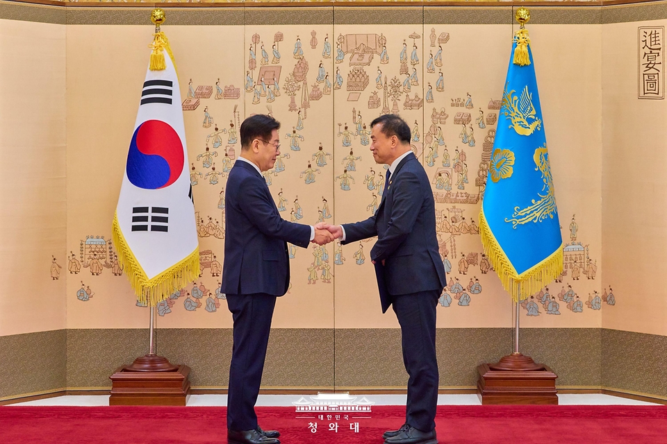 이재명 대통령이 1월 9일 청와대에서 김종철 방송미디어통신위원회 위원장에게 임명장을 수여한 뒤 기념촬영을 하고 있다.