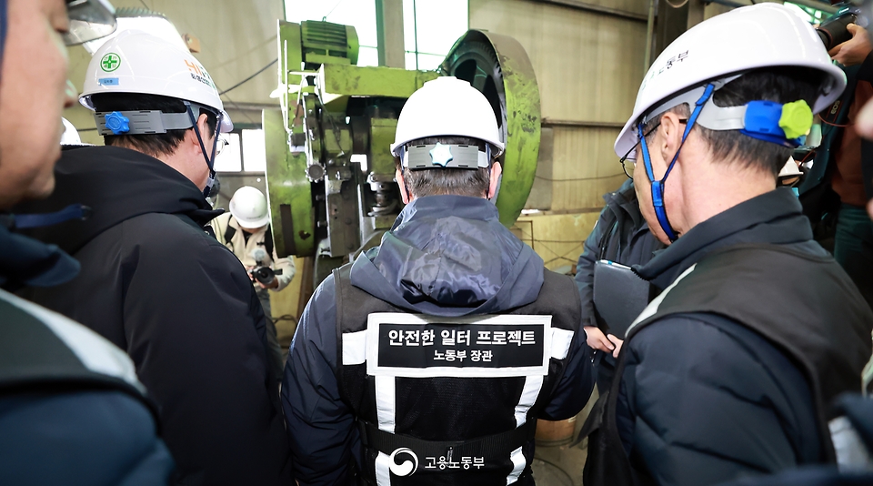 김영훈 고용노동부 장관은 1월 9일에 정명근 화성특례시장과 화성시 산업안전지킴이들을 만나 소규모 사업장에 대한 산업재해 예방·대응방안을 공유하고 이들과 함께 직접 금속제품 제조공장을 불시점검했다.