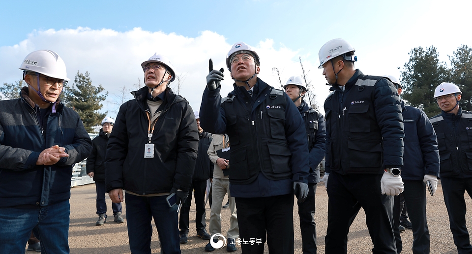 김영훈 고용노동부 장관은 1월 9일에 정명근 화성특례시장과 화성시 산업안전지킴이들을 만나 소규모 사업장에 대한 산업재해 예방·대응방안을 공유하고 이들과 함께 직접 금속제품 제조공장을 불시점검했다.