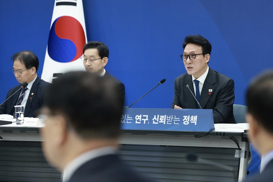 김민석 국무총리가 1월 9일 은평구 한국행정연구원에서 열린 경제인문사회연구회 업무보고에서 발언을 하고 있다.