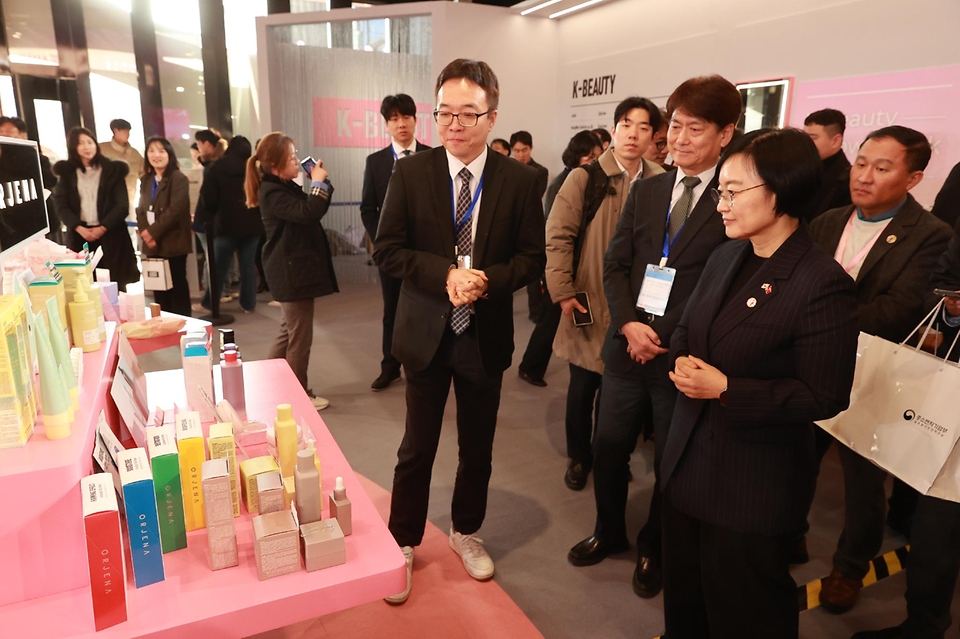 중소벤처기업부는 1월 6일부터 이틀간 중국 상하이 푸싱예술센터에서 K-뷰티 유망 기업의 중국 진출 지원을 위한 ｢상하이 K-뷰티 글로우 위크(K-Beauty GLOW WEEK in Shanghai)｣를 개최했다.

이번 행사에는 ‘K-수출전략품목’ 지정기업과 ‘K-뷰티 크리에이터 챌린지’ 수상기업 등 K-뷰티 중소 브랜드 50개사가 참여했다.