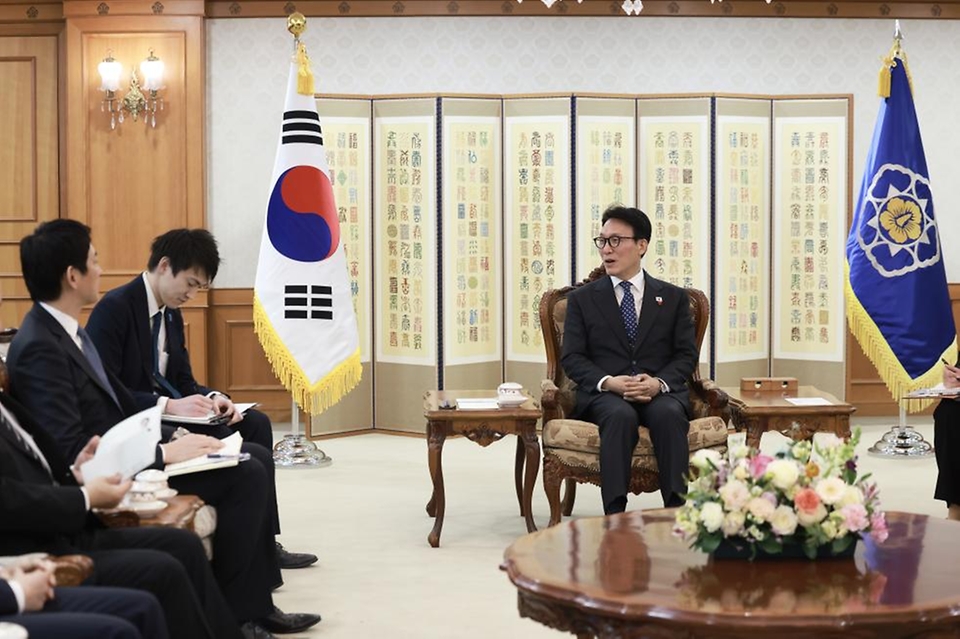 김민석 국무총리가 1월 8일 세종대로 정부서울청사에서 고바야시 다카유키 일본 자민당 정무조사회장을 접견, 인사 및 환담을 나누고 있다.