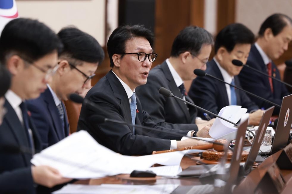 김민석 국무총리가 1월 13일 세종대로 정부서울청사에서 열린 국무회의를 주재, 모두발언을 하고 있다.