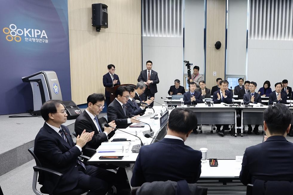 김민석 국무총리가 1월 12일 은평구 한국행정연구원에서 열린 인사혁신처·법제처·식품의약품안전처·국가데이터처·지식재산처·원자력안전위원회 업무보고에서 발언을 하고 있다.