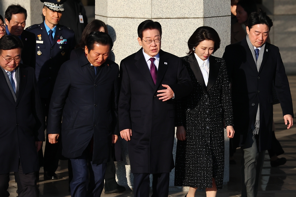 1박 2일 일정으로 일본을 방문하는 이재명 대통령과 김혜경 여사가 13일 오전 경기 성남 서울공항으로 배웅 나온 환송객들과 대화하고 있다. 