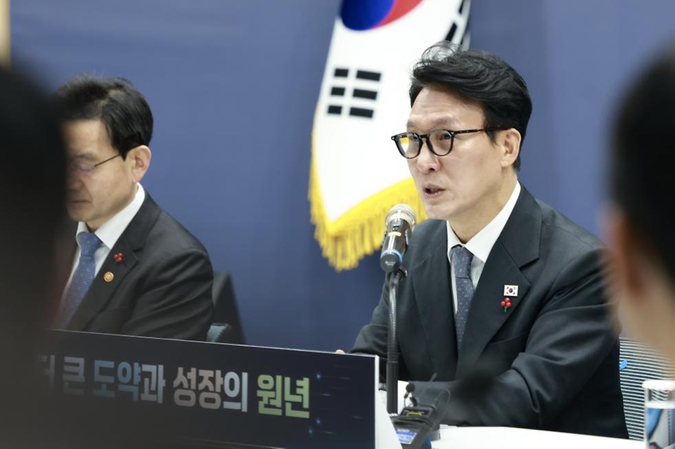 김민석 국무총리가 1월 12일 은평구 한국행정연구원에서 열린 인사혁신처·법제처·식품의약품안전처·국가데이터처·지식재산처·원자력안전위원회 업무보고에서 발언을 하고 있다.