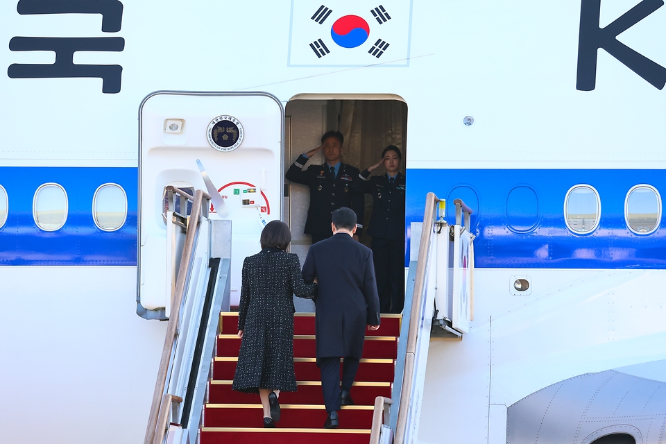 1박 2일 일정으로 일본을 방문하는 이재명 대통령과 김혜경 여사가 13일 오전 경기 성남 서울공항에서 공군 1호기에 오르고 있다.