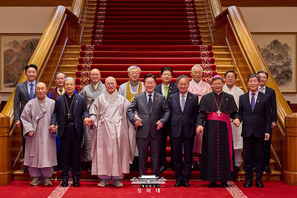 이재명 대통령이 1월 12일 청와대에서 열린 종교 지도자 초청 오찬간담회에서 참석자들과 기념촬영을 하고 있다. 