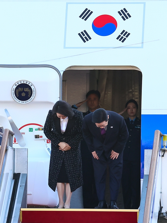 1박 2일 일정으로 일본을 방문하는 이재명 대통령과 김혜경 여사가 13일 오전 경기 성남 서울공항에서 공군 1호기에 올라 환송객들에게 인사를 하고 있다.