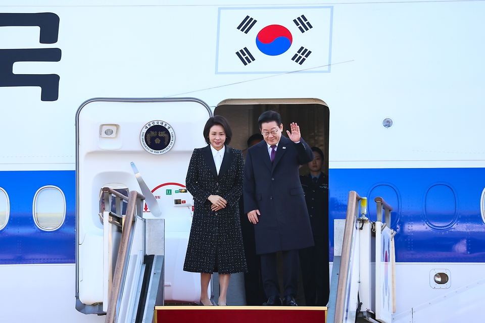 1박 2일 일정으로 일본을 방문하는 이재명 대통령과 김혜경 여사가 13일 오전 경기 성남 서울공항에서 공군 1호기에 올라 환송객들에게 인사를 하고 있다.