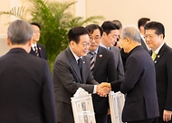 이재명 대통령이 1월 12일 청와대에서 열린 종교지도자 초청 오찬간담회에서 참석자와 악수를 나누고 있다.