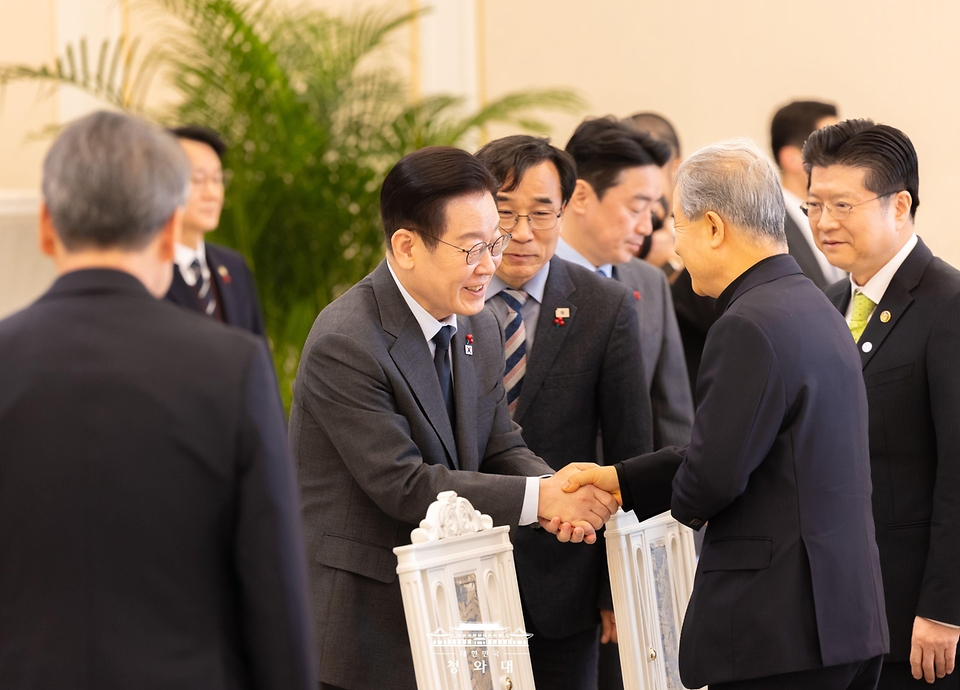 이재명 대통령이 1월 12일 청와대에서 열린 종교지도자 초청 오찬간담회에서 참석자와 악수를 나누고 있다.