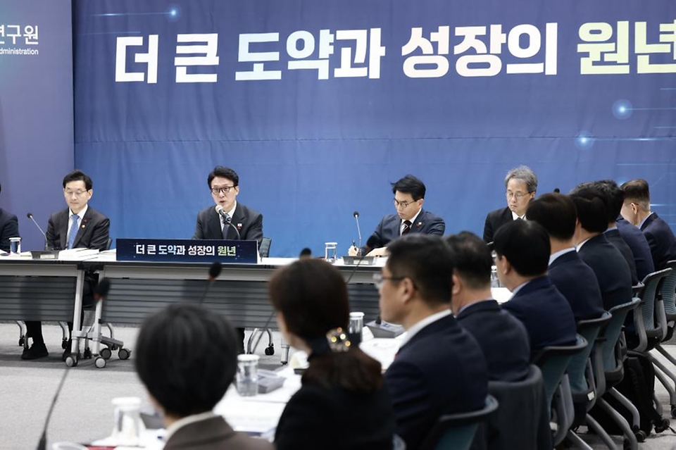 김민석 국무총리가 1월 12일 은평구 한국행정연구원에서 열린 인사혁신처·법제처·식품의약품안전처·국가데이터처·지식재산처·원자력안전위원회 업무보고에서 발언을 하고 있다.