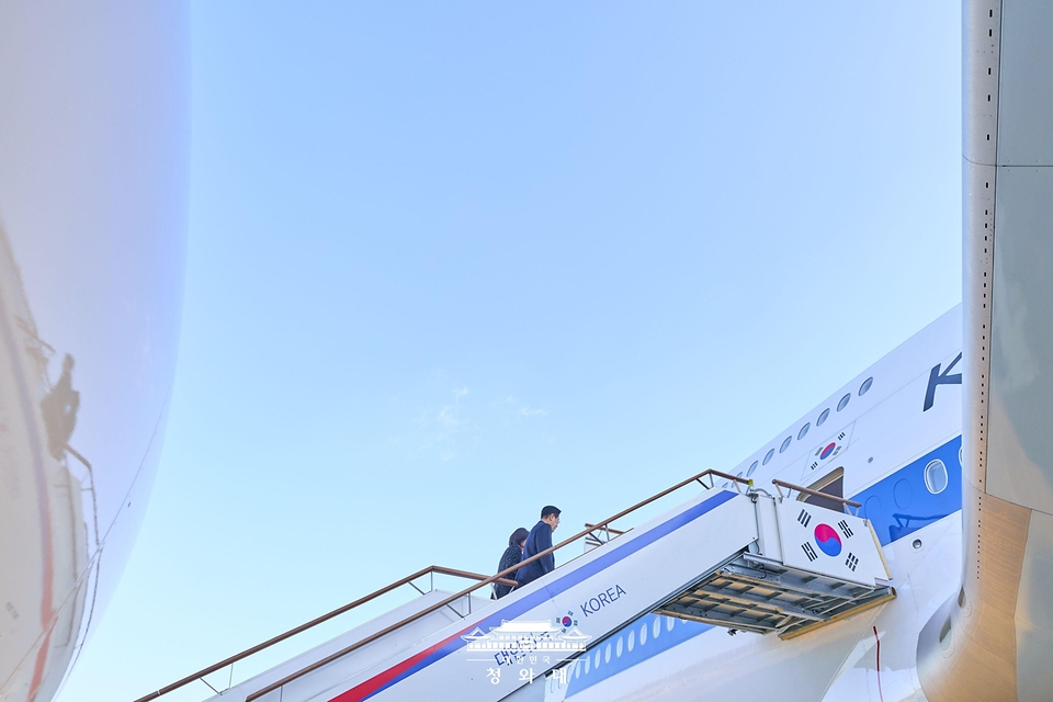 한일 정상회담을 위해 일본을 방문하는 이재명 대통령과 김혜경 여사가 1월 13일 경기 성남 서울공항에서 공군1호기에 오르고 있다.