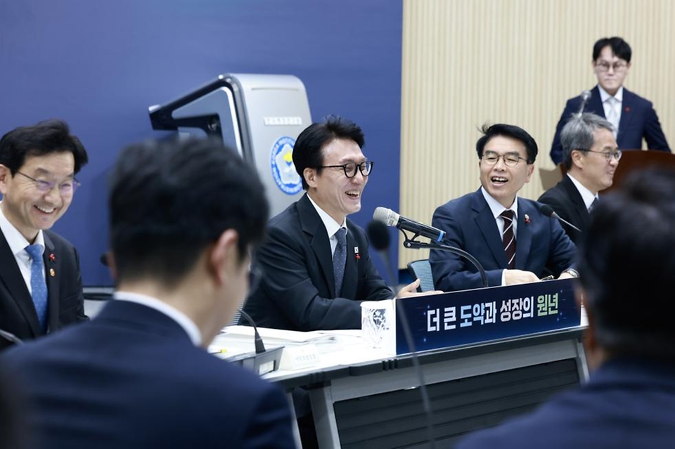 김민석 국무총리가 1월 12일 은평구 한국행정연구원에서 열린 인사혁신처·법제처·식품의약품안전처·국가데이터처·지식재산처·원자력안전위원회 업무보고에서 발언을 하고 있다.