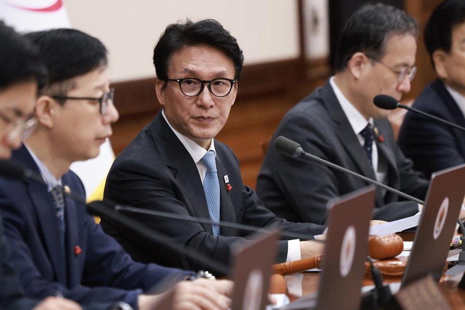 김민석 국무총리가 1월 13일 서울 종로구 정부서울청사에서 열린 국무회의를 주재하고 있다.