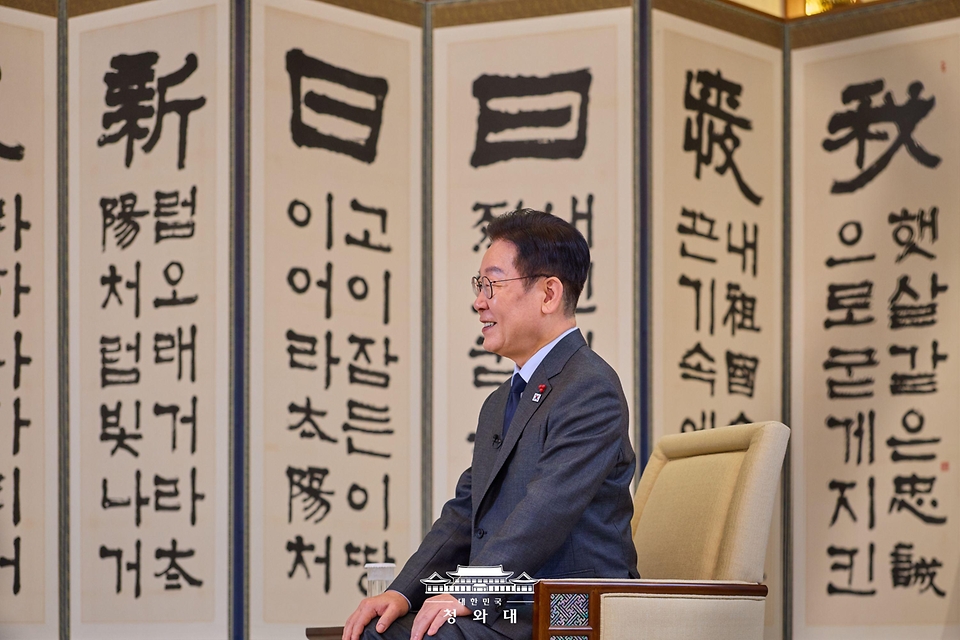 이재명 대통령이 한일 정상회담을 하루 앞둔 1월 12일 청와대에서 일본 NHK와 인터뷰를 하고 있다.