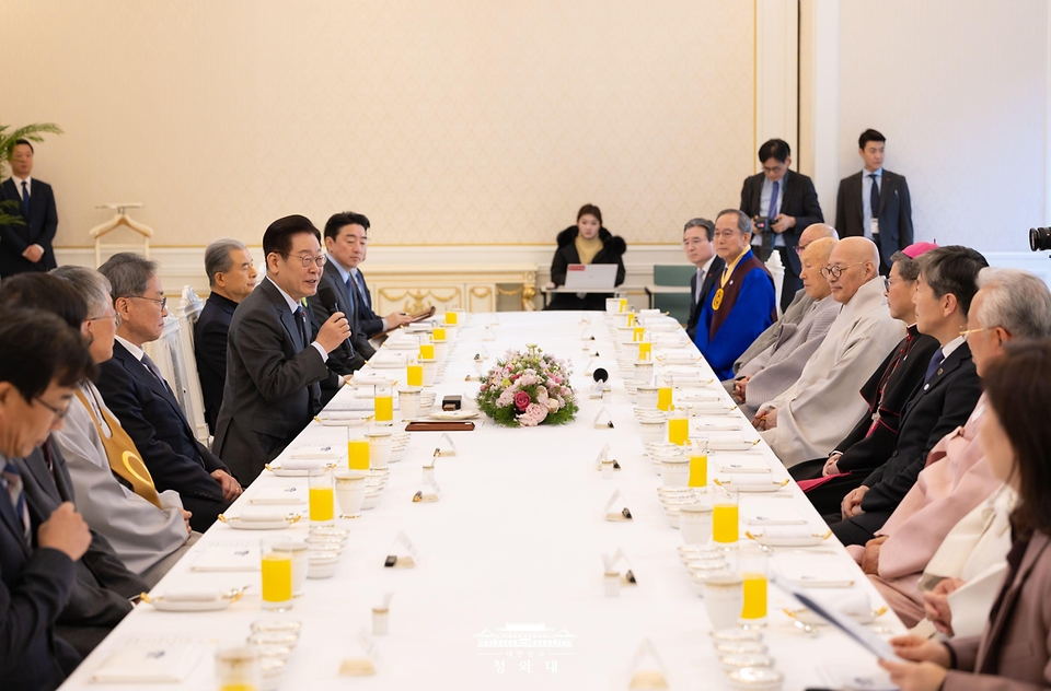 이재명 대통령이 1월 12일 청와대에서 열린 종교지도자 초청 오찬간담회에서 발언하고 있다. 