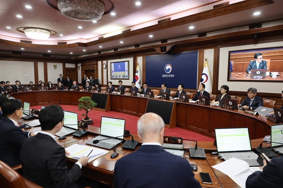 김민석 국무총리가 1월 13일 서울 종로구 정부서울청사에서 열린 국무회의를 주재하고 있다.