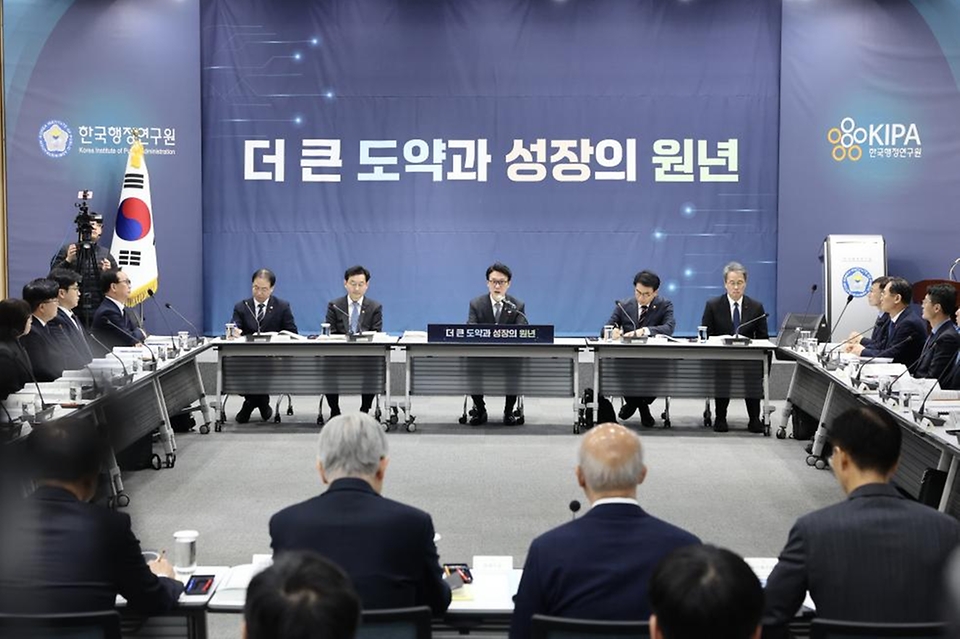 김민석 국무총리가 1월 12일 은평구 한국행정연구원에서 열린 인사혁신처·법제처·식품의약품안전처·국가데이터처·지식재산처·원자력안전위원회 업무보고에서 발언을 하고 있다.