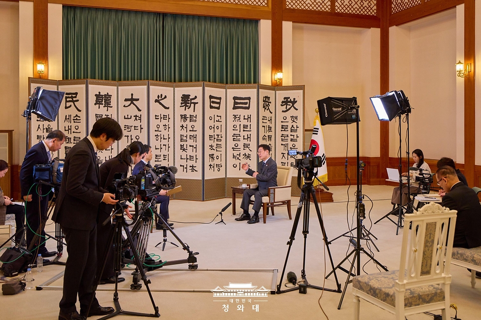 이재명 대통령이 한일 정상회담을 하루 앞둔 1월 12일 청와대에서 일본 NHK와 인터뷰를 하고 있다.