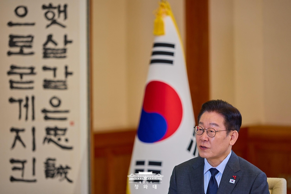 이재명 대통령이 한일 정상회담을 하루 앞둔 1월 12일 청와대에서 일본 NHK와 인터뷰를 하고 있다.