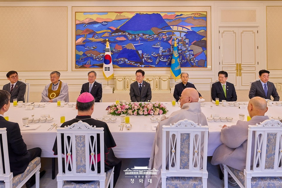 이재명 대통령이 1월 12일 청와대에서 열린 종교지도자 초청 오찬간담회에서 발언하고 있다. 