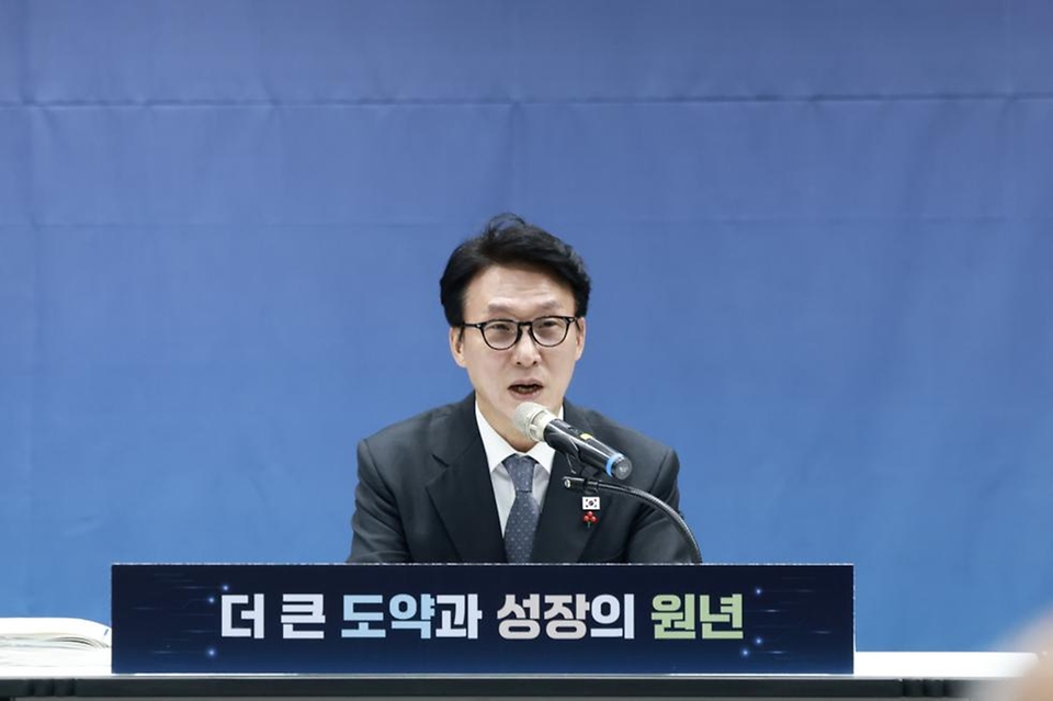 김민석 국무총리가 1월 12일 은평구 한국행정연구원에서 열린 인사혁신처·법제처·식품의약품안전처·국가데이터처·지식재산처·원자력안전위원회 업무보고에서 발언을 하고 있다.