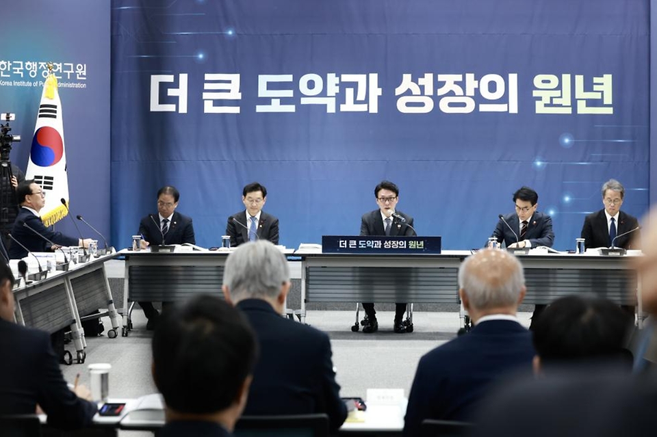 김민석 국무총리가 1월 12일 은평구 한국행정연구원에서 열린 인사혁신처·법제처·식품의약품안전처·국가데이터처·지식재산처·원자력안전위원회 업무보고에서 발언을 하고 있다.