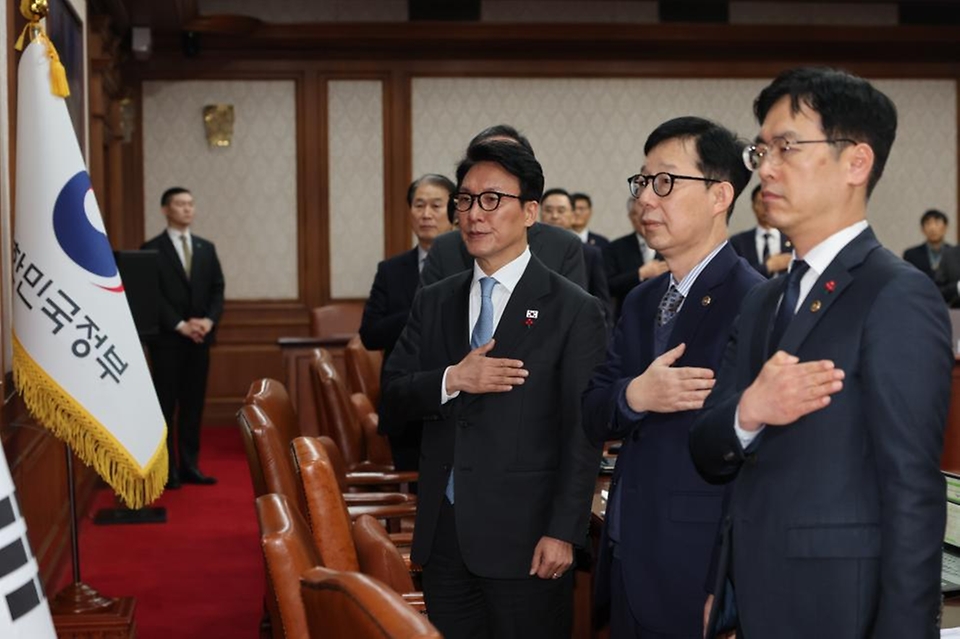 김민석 국무총리와 국무위원들이 1월 13일 서울 종로구 정부서울청사에서 열린 국무회의에서 국기에 경례하고 있다.