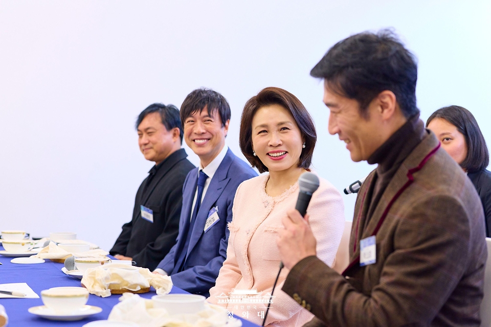 이재명 대통령과 함께 일본을 방문한 김혜경 여사가 1월 13일 일본 나라컨벤션센터에서 재일 한국계 예술인들과 간담회를 하고 있다.