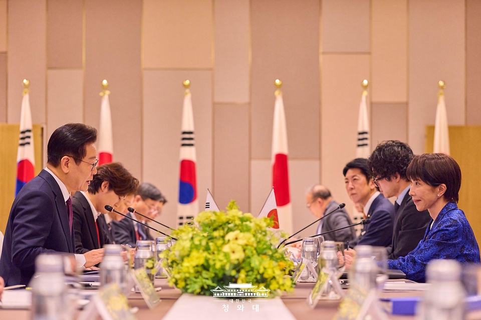 이재명 대통령과 다카이치 사나에 일본 총리가 1월 13일 일본 나라현 정상회담장에서 확대 회담을 하고 있다.