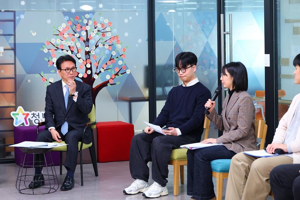 김민석 국무총리가 1월 13일 종로구 청년재단에서 열린 '미래대화 1·2·3 #청년주거' 제9차 K-토론나라에서 청년들과 청년주거 문제에 관해 토론을 하고 있다.