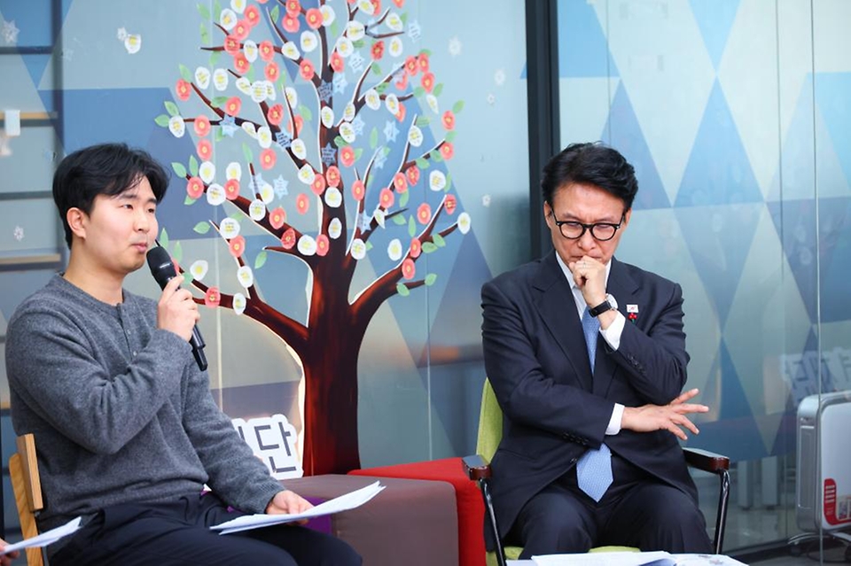 김민석 국무총리가 1월 13일 종로구 청년재단에서 열린 '미래대화 1·2·3 #청년주거' 제9차 K-토론나라에서 청년들과 청년주거 문제에 관해 토론을 하고 있다.