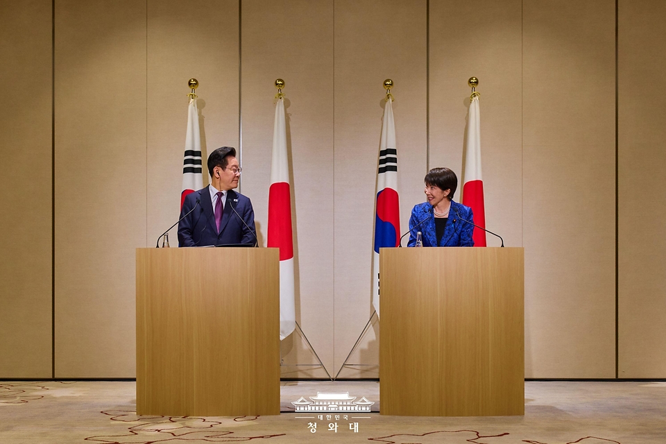 이재명 대통령이 1월 13일 일본 나라현 정상회담장에서 열린 한일정상 공동언론발표에서 다카이치 사나에 일본 총리의 발언을 듣고 있다.