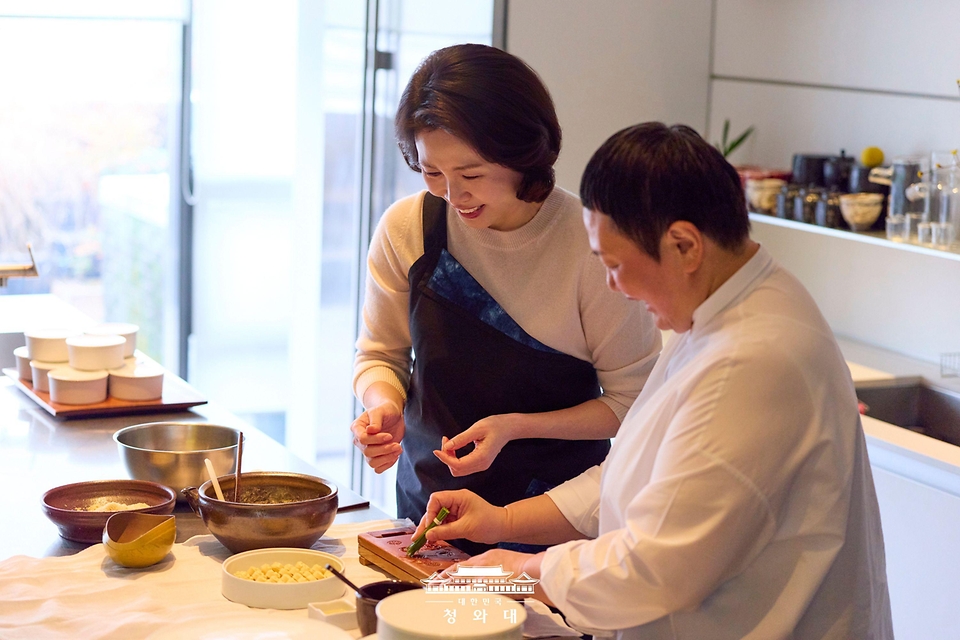 이재명 대통령과 일본을 방문하는 김혜경 여사가 지난 1월 12일 서울 노영희 셰프 스튜디오에서 일본에서 열리는 재일 한국계 예술인 간담회 참석자들에게 전달할 다과를 만들고 있다. 