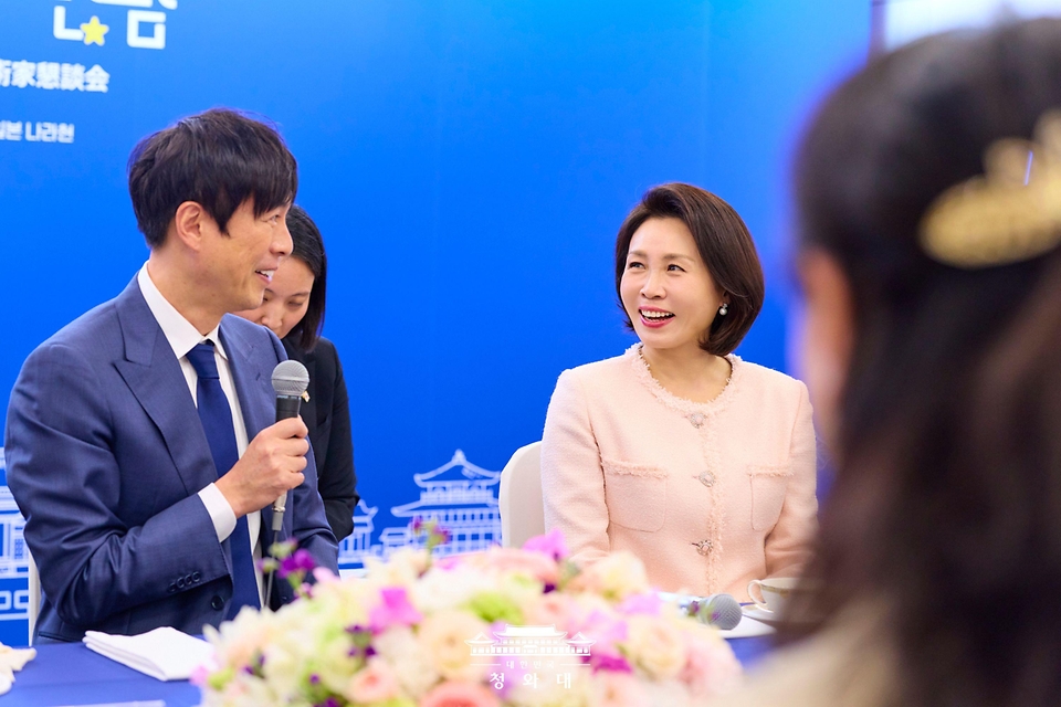 이재명 대통령과 함께 일본을 방문한 김혜경 여사가 1월 13일 일본 나라컨벤션센터에서 재일 한국계 예술인들과 간담회를 하고 있다.