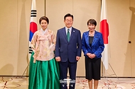 이재명 대통령과 김혜경 여사가 1월 13일 일본 나라현의 한 호텔에서 진행된 일본 총리 주재 만찬에서 다카이치 사나에 총리와 기념촬영을 하고 있다.