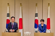 이재명 대통령이 1월 13일 일본 나라현 정상회담장에서 다카이치 사나에 일본 총리와 공동언론발표를 하고 있다.