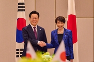 이재명 대통령과 다카이치 사나에 일본 총리가 1월 13일 일본 나라현 정상회담장에서 확대회담에 앞서 악수하고 있다.
