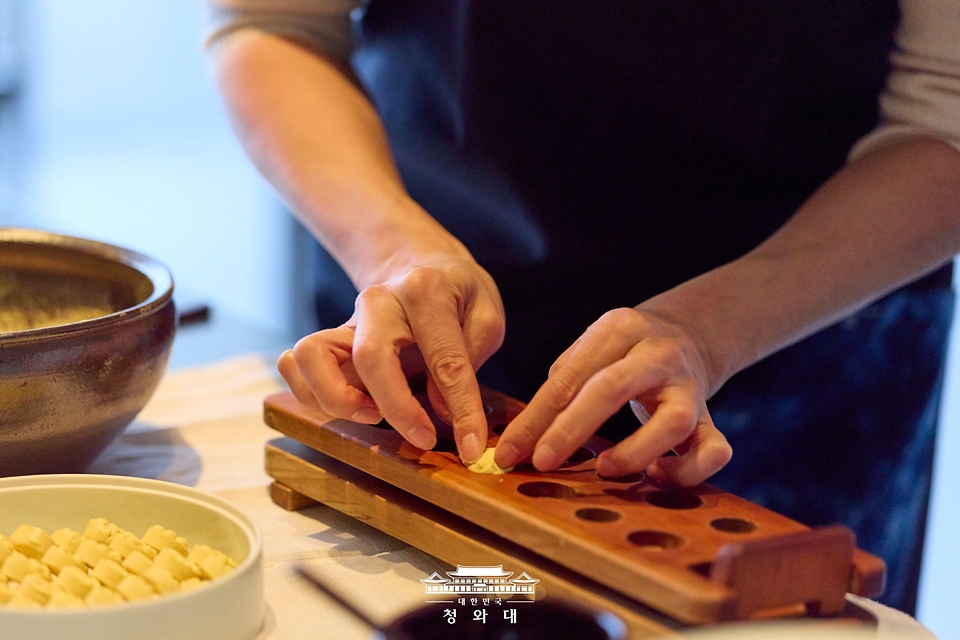 이재명 대통령과 일본을 방문하는 김혜경 여사가 지난 1월 12일 서울 노영희 셰프 스튜디오에서 일본에서 열리는 재일 한국계 예술인 간담회 참석자들에게 전달할 다과를 만들고 있다. 