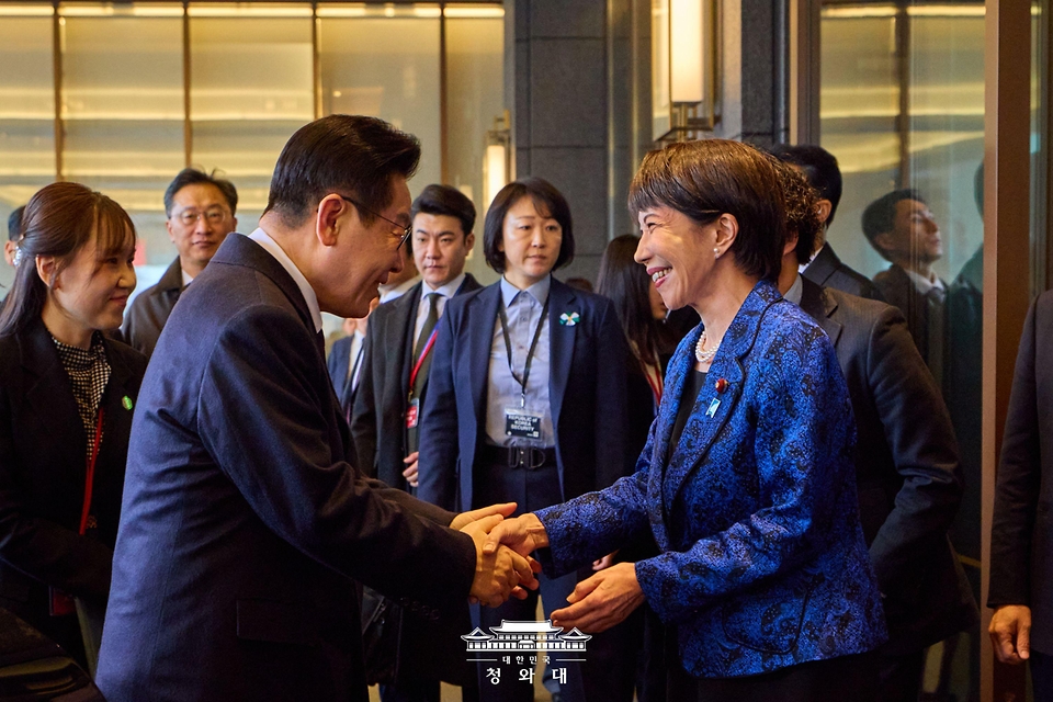 이재명 대통령이 1월 13일 일본 나라현 회담장 앞에서 영접 나온 다카이치 사나에 일본 총리와 악수하고 있다.