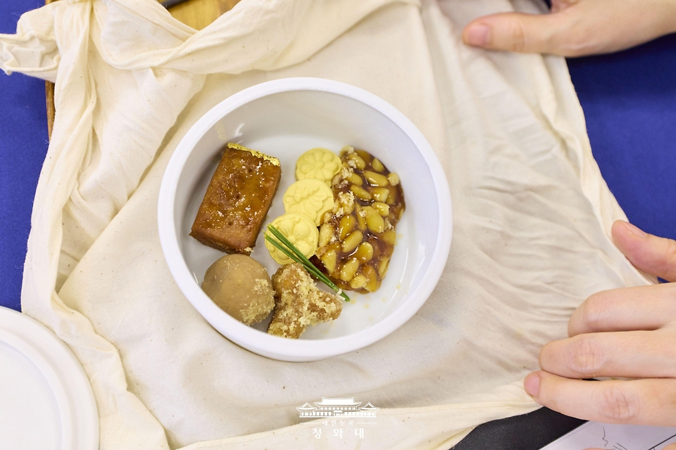 김혜경 여사가 1월 13일 일본 나라컨벤션센터에서 열린 재일 한국계 예술인 간담회 참석자들을 위해 한국에서 준비한 다과.