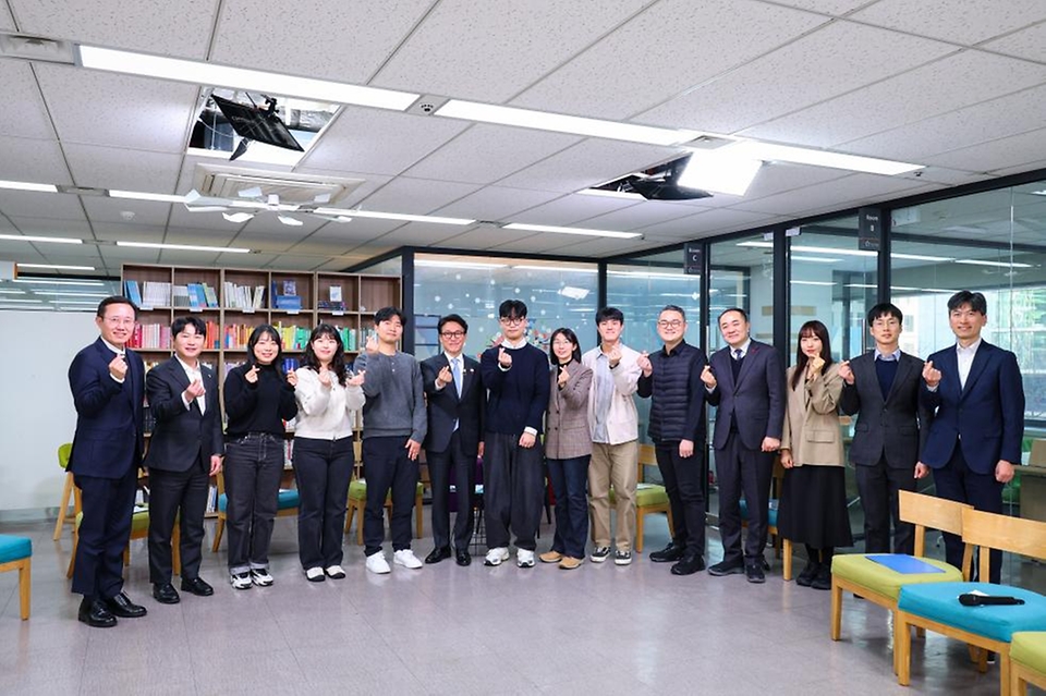 김민석 국무총리가 1월 13일 종로구 청년재단에서 열린 '미래대화 1·2·3 #청년주거' 제9차 K-토론나라에서 청년들과 청년주거 문제에 관해 토론 후 참석자들과 기념촬영을 하고 있다.