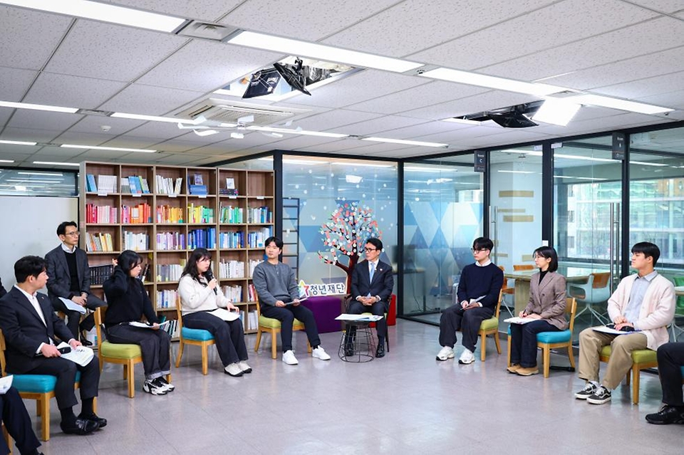 김민석 국무총리가 1월 13일 종로구 청년재단에서 열린 '미래대화 1·2·3 #청년주거' 제9차 K-토론나라에서 청년들과 청년주거 문제에 관해 토론을 하고 있다.