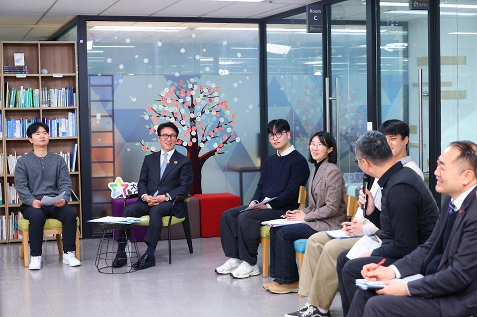 김민석 국무총리가 1월 13일 종로구 청년재단에서 열린 '미래대화 1·2·3 #청년주거' 제9차 K-토론나라에서 청년들과 청년주거 문제에 관해 토론을 하고 있다.