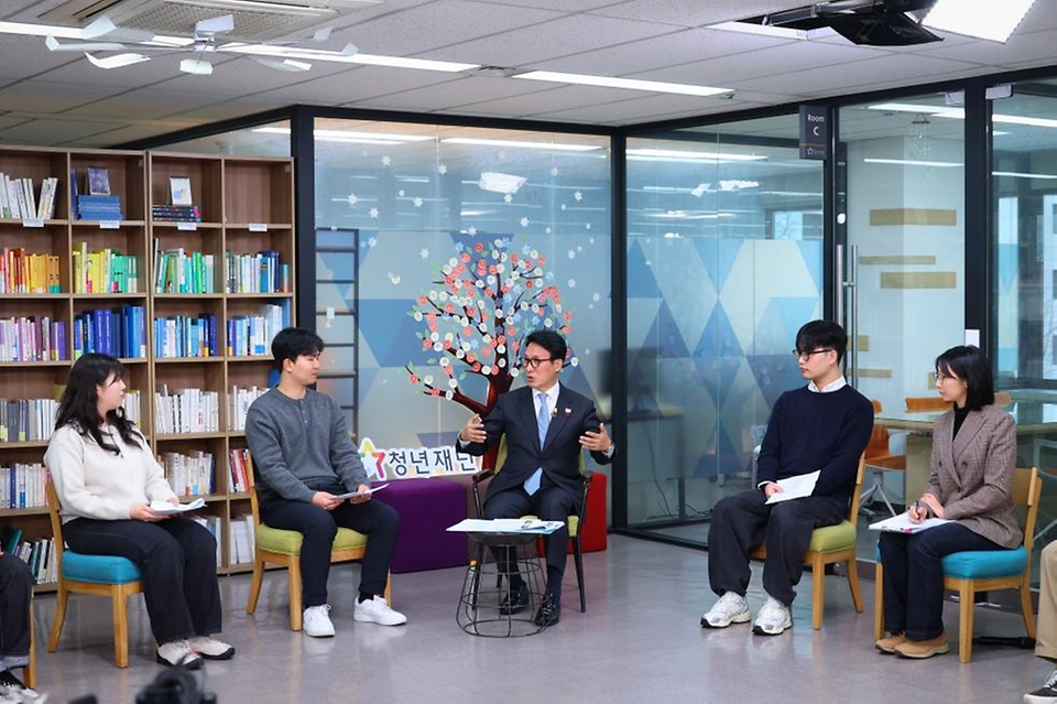 김민석 국무총리가 1월 13일 종로구 청년재단에서 열린 '미래대화 1·2·3 #청년주거' 제9차 K-토론나라에서 청년들과 청년주거 문제에 관해 토론을 하고 있다.