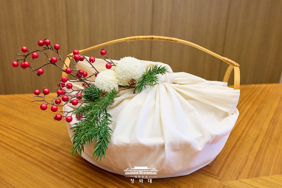 김혜경 여사가 1월 13일 일본 나라컨벤션센터에서 열린 재일 한국계 예술인 간담회 참석자들을 위해 한국에서 준비한 다과를 담은 바구니.