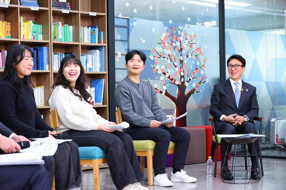 김민석 국무총리가 1월 13일 종로구 청년재단에서 열린 '미래대화 1·2·3 #청년주거' 제9차 K-토론나라에서 청년들과 청년주거 문제에 관해 토론을 하고 있다.